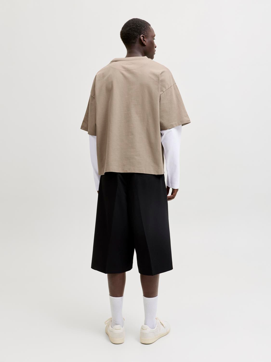 model_shot-back